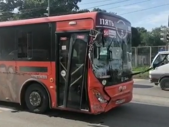 Минивэн влетел в автобус "Пять звезд" в Хабаровске - очевидцы