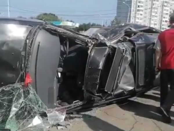 Минивэн влетел в автобус "Пять звезд" в Хабаровске - очевидцы