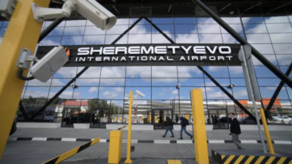 Оставившего детей в Шереметьеве отца ограничили в родительских правах