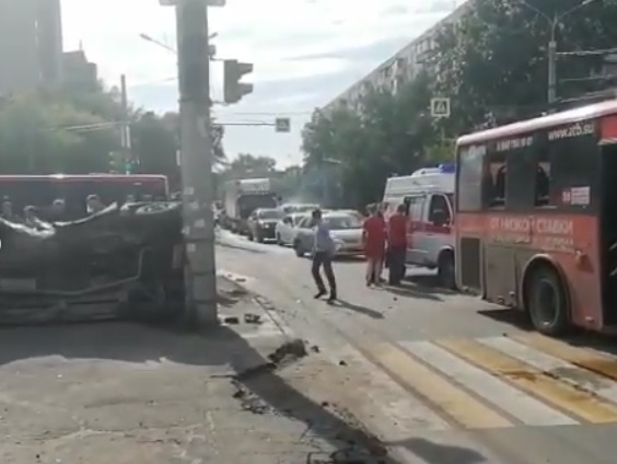 Минивэн влетел в автобус "Пять звезд" в Хабаровске - очевидцы